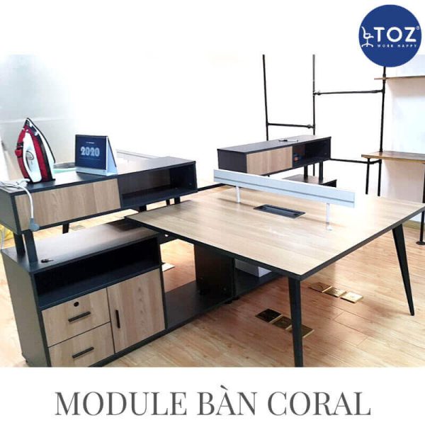 Nhóm 4 người làm việc trong mô hình bàn làm việc nhóm tiện nghi và hiện đại